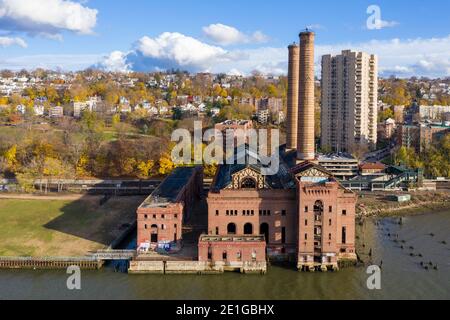 The abandoned Glenwood Power Plant in Yonkers, New York designed in the Romanesque-Revival style. It was built at Glenwood-on-the-Hudson between 1904 Stock Photo