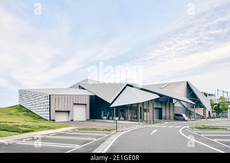 Exterior view of Kyushu Geibunkan, a village-like museum with “scattering roof”, in Chikugo, Fukuoka, Japan. Stock Photo