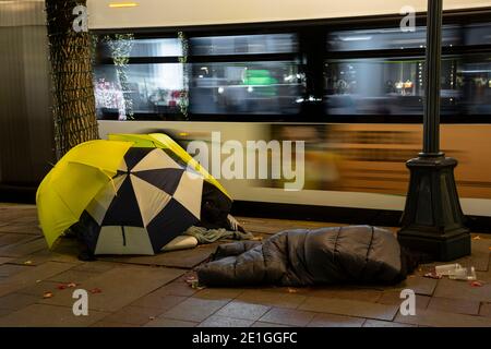 WA19035-00...WASHINGTON - People experiancing homelessness creating a small encampment next to  Westlake Park near the a bus stop on 4th Avenue in dow Stock Photo