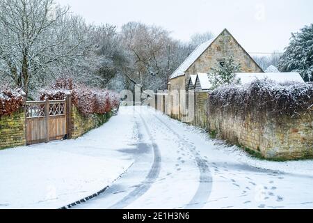 Country lane in the snow at christmas. Taynton, Cotswolds, Oxfordshire, England Stock Photo