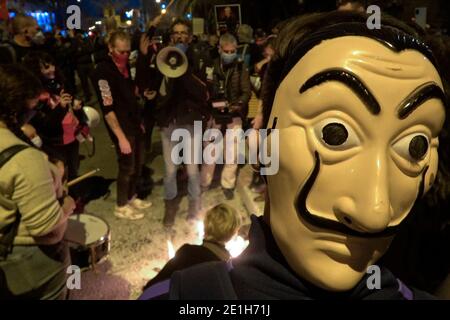 An Israeli protester wears a Guy Fawkes mask used by the anonymous movement takes part in a demonstrators outside the compound of the official residence of Israeli prime minister during a demonstration against Prime Minister Benjamin Netanyahu over his indictment on corruption charges in Jerusalem, Israel Stock Photo