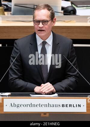 Berlin, Germany. 07th Jan, 2021. Michael Müller (SPD), Governing Mayor of Berlin, speaks at the special session in the Berlin House of Representatives. The 69th plenary session of the House of Representatives is dedicated exclusively to the topic of the Corona pandemic as an extraordinary session. Credit: Bernd von Jutrczenka/dpa/Alamy Live News