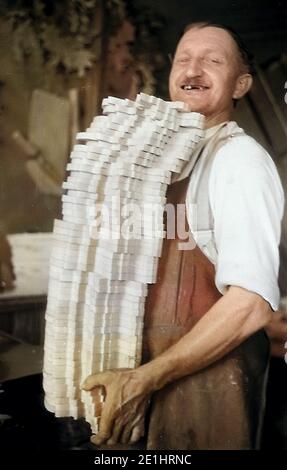 Wood - Holzschnitzer, 24/39/31  Handwerk, Arbeit, Mann, Schnitzer, Holzschnitzer Stock Photo