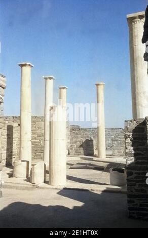 Griechenland, Greece - Überreste einer Säulenhalle in Delos, Griechenland, 1950er Jahre. Remains of a hall with colums at delos, Greece, 1950s. Stock Photo