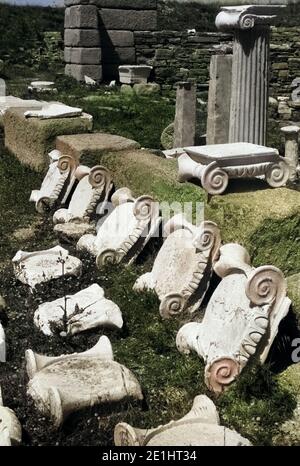 Griechenland, Greece - Überreste einer Säulenhalle auf der Insel Delos, Griechenland, 1950er Jahre. Remains of a hall of columns at the island of Delos, Greece, 1950s. Stock Photo