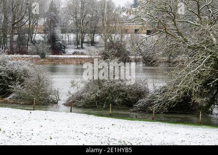 Flooded River Windrush in the December snow. Burford, Cotswolds, Oxfordshire, England Stock Photo