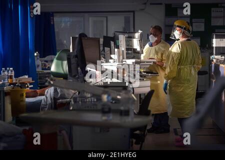 Nurses work in the Intensive Care Unit (ICU) in St George's Hospital in Tooting, south-west London, where the number of intensive care beds for the critically sick has had to be increased from 60 to 120, the vast majority of which are for coronavirus patients. Stock Photo