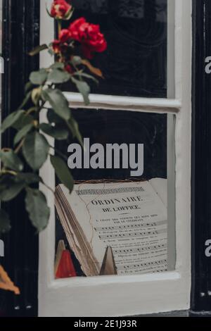 Rye, UK - October 10, 2020: View through the window of music notebook at the window display of The Mermaid Inn, a historic hotel in Rye with cellars d Stock Photo