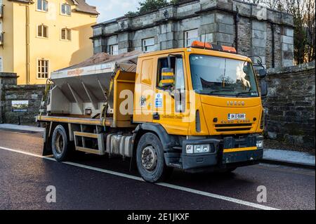 Bantry, West Cork, Ireland. 7th Jan, 2021. The Cork County Council gritting lorry leaves Bantry with another load of salt to spread on the roads as sub-zero temperatures are expected overnight. Credit: AG News/Alamy Live News Stock Photo