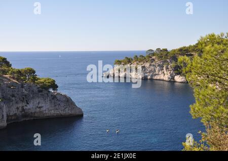 Stand up paddlers between cliffs on the sea, Calanques,  Bouches-du-Rhône, Cassis, South of France Stock Photo