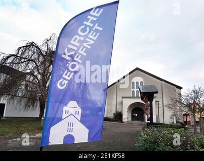 Banner vor der katholischen Franziskus-Xaverius-Kirche in Dortmund weist darauf hin, dass die Kirche auch während der Maßnahmen zum Corona-Lockdown geöffnet ist. Dortmund, 06.01.2021 Stock Photo