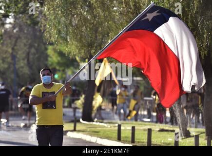 Football Soccer Copa Sudamericana Chile S Palestino V Paraguay S Libertad Nicolas Leoz Stadium Asuncion Paraguay 18 8 2016 Leandro Benegas Of Chile S Palestino Fights For The Ball With Adalberto Roman