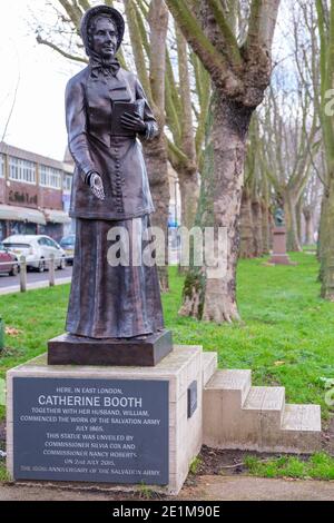William and Catherine Booth statues, founders of the Salvation Army, at the location of their first services on Mile End Road, East End, London Stock Photo