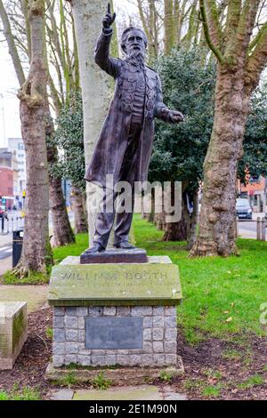 William and Catherine Booth statues, founders of the Salvation Army, at the location of their first services on Mile End Road, East End, London Stock Photo