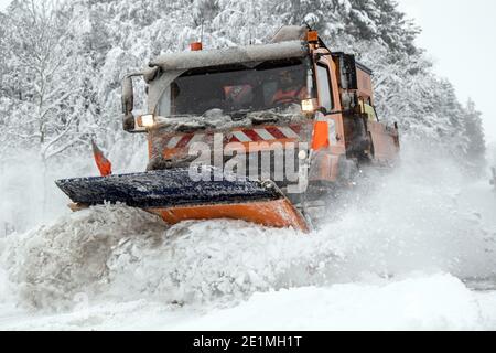 Roetgen, Germany. 08th Jan, 2021. A snow plough clears the road near Roetgen on the B258 trunk road. Snow and icy roads have caused disruptions in parts of North Rhine-Westphalia. Credit: Federico Gambarini/dpa/Alamy Live News Stock Photo