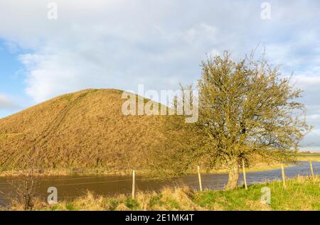 File:Silbury Hill 03.jpg - Wikimedia Commons