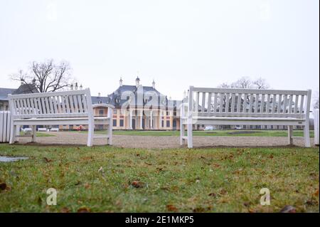 Dresden, Germany. 08th Jan, 2021. Empty benches stand in the Pillnitz Palace and Park in front of the Wasserpalais. Credit: Sebastian Kahnert/dpa-Zentralbild/dpa/Alamy Live News Stock Photo