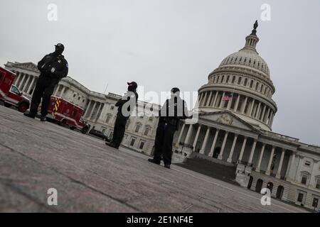 Washington, USA. 08th Jan, 2021. Members of the Capitol Police stand guard as the American flag flies at half-staff behind them at the U.S. Capitol on January 08, 2021 in Washington, DC., in honor of Capitol Police Officer Brian Sicknick, 42, who died after being injured during clashes with a pro-Trump mob at the Capitol on Jan. 6. (Photo by Oliver Contreras/SIPA USA) Credit: Sipa USA/Alamy Live News Stock Photo