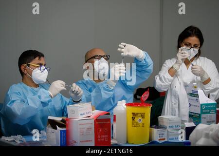 Naples, Italy. 08th Jan, 2021. Health workers prepare doses of the Pfizer-BioNTech COVID-19 vaccine at a coronavirus disease (COVID-19) vaccination center in Naples, Italy, Credit: Independent Photo Agency/Alamy Live News