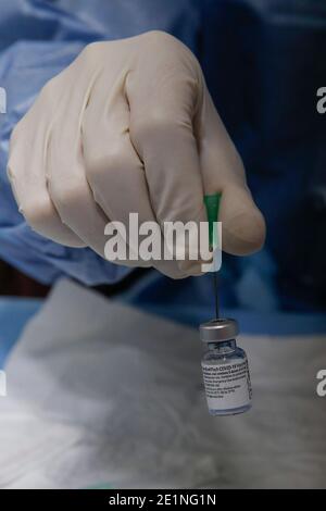Naples, Italy. 08th Jan, 2021. First Day For Anti Covid 19 Vaccines In The Overseas Exhibition For Health Workers Asl 1 Credit: Independent Photo Agency/Alamy Live News