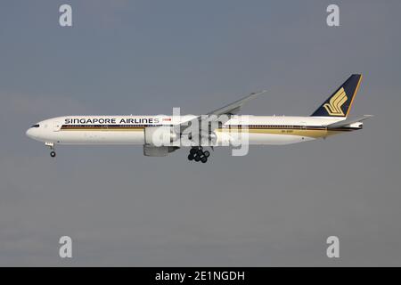 Singapore Airlines Boeing 777-300 with registration 9V-SWF on short final for runway 25L of Frankfurt Airport. Stock Photo