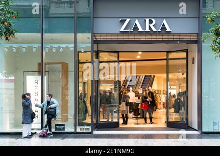 Women wait in front door of the Zara store during the winter sales.In the last weeks Christmas, the cases of Covid19 in Valencia have increased, this has caused the sales to begin accompanied by new anti-Covid measures that also affect the ...
