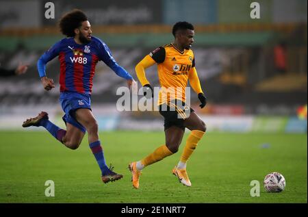 Wolverhampton Wanderers' Nelson Semedo (right) and Crystal Palace's Jairo Riedewald battle for the ball during the FA Cup third round match at Molineux stadium, Wolverhampton. Stock Photo