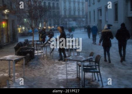 Madrid, Spain. 08th Jan, 2021. Hoteliers clear the terrace during heavy snowfall. (Photo by Alberto Sibaja/Pacific Press) Credit: Pacific Press Media Production Corp./Alamy Live News Stock Photo