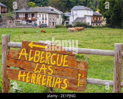 Welcome sign: refuge at the end of Camino Dragonte - Las Herrerias, Castile and Leon, Spain Stock Photo