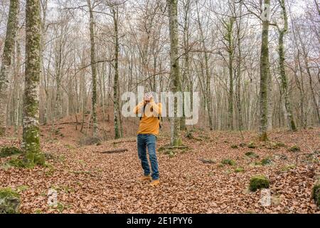 Snor forklædning navneord Man with backpack and hands in head walking in forest.Lost in nature ,danger,  lonely concept.Sadness and depression lifestyle outdoors Stock Photo - Alamy