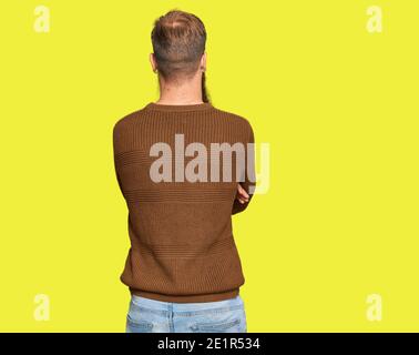 Young redhead irish man wearing t-shirt standing over isolated grey ...