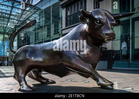 The Bullring's famous six-ton bronze bull, designed by artist Laurence Broderick, stands guard outside one of the entrances to Birminghams giant shopp Stock Photo