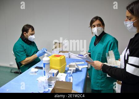 Naples, Italy - January 09, 2021 : The Local Health Company 1 Naples Center, has set up at the pavilions of the Overseas Exhibition, a Center Vaccination against Covid-19 .At this early stage the vaccine is administered to all medical and nursing staff.More than 1,500 vaccines will be administered daily to operators who voluntarily request them. With the forecast to move to the next phase to the vaccination of the population.The nurses prepare the doses of Pfizer-Biontech vaccine. (Photo by Pasquale Senatore/Pacific Press) Stock Photo