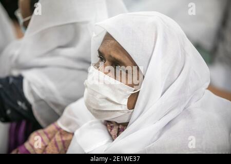 Kichik teshik porno video onlayn Ayollar poshnalar bilan sikishadi