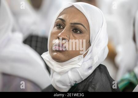 Oyoqlari yoyilgan yalangoch qizlar Oq paypoq kiygan sariq porno video