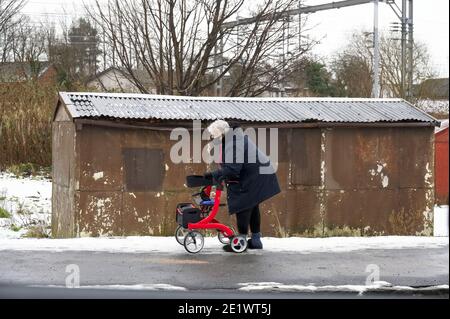 Glasgow, Scotland, UK, January 9th 2021, Old and vulnerable senior citizen struggling during winter Stock Photo