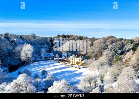 DIVIE OR EDINKILLIE RAILWAY VIADUCT MORAY SCOTLAND A VIEW FROM THE VIADUCT TO SNOW COVERED  HOUSES THE EDINKILLIE CHURCH AND FROST COVERED TREES Stock Photo