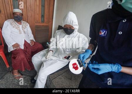 Surabaya, Indonesia. 10th Jan, 2021. Indonesian Disaster Victim Identification (DVI) East Java officers took a blood sample and DNA from Sumarzen Marzuki, a family of Fadly Satrianto (NAM Air Co-Pilot) a passengers on the Sriwijaya Air plane SJ 182 crash in the Jakarta sea (January 9, 2021), in Surabaya, on January 10, 2021.(Photo by Julian Romadhon/INA Photo Agency/Sipa USA) Credit: Sipa USA/Alamy Live News Stock Photo