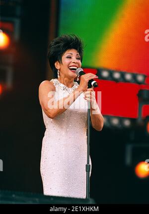 Shirley Bassey on stage at The Safeway Picnic In The Park 2002, held in Hyde Park, London, UK. 29th June 2002. Stock Photo