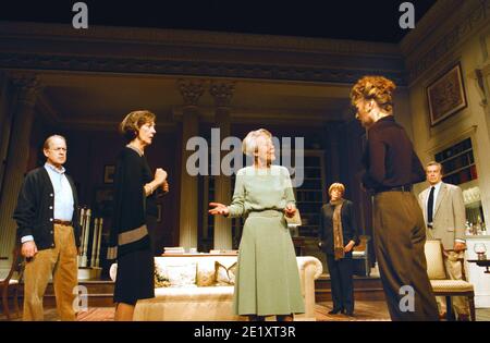 l-r: John Standing (Tobias), Eileen Atkins (Agnes), Annette Crosbie (Edna), Maggie Smith (Claire), Sian Thomas (Julia), James Laurenson (Harry) in A DELICATE BALANCE by Edward Albee Theatre Royal, Haymarket  London SW1 10/1997  design: Carl Toms   lighting: Howard Harrison   director: Anthony Page Stock Photo