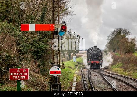 BR '2MT' 2-6-2T No. 41312 approaches Ropley station on the Mid-Hants Railway Stock Photo