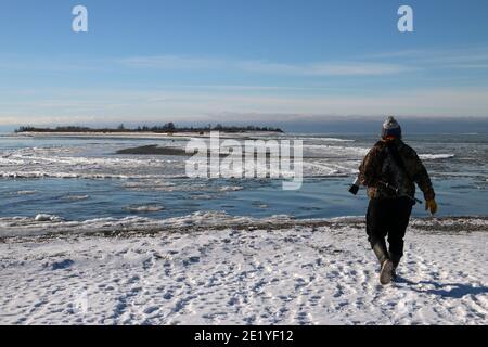 Photographer walking out to Gull Island Stock Photo