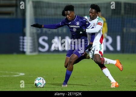 LEUVEN, BELGIUM - JANUARY 10: L-R: Albert Sambi Lokonga of Anderlecht, Kamal Sowah of OH Leuven during the Pro League match between OH Leuven and RSC Anderlecht at Eneco Stadium on January 10, 2021 in Leuven, Belgium (Photo by Perry van de Leuvert/BSR AgencyOrange PicturesAlamy Live News) Stock Photo