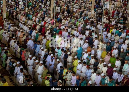 Muslim take part at the Eid-ul-fitr prayers at Baitul Mokarram National Mosque in Dhaka, Bangladesh. Stock Photo