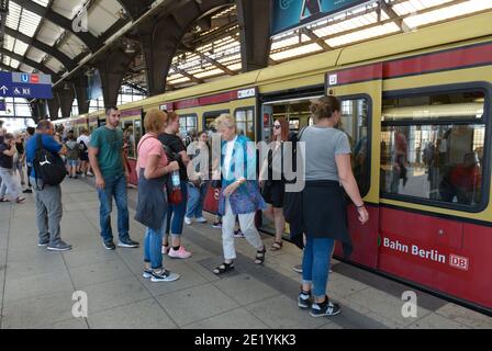 S-Bahn, Bahnhof Friedrichstrasse, Mitte, Berlin, Deutschland Stock Photo