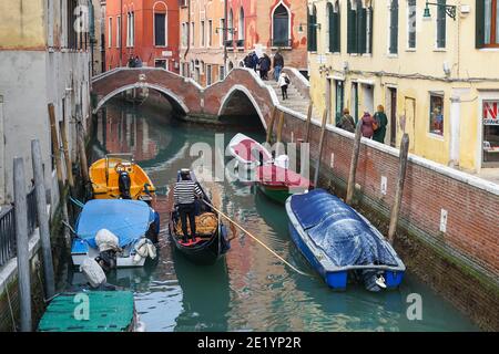 Tourists on Fondamenta dei Preti next to Rio del Mondo Novo canal in the sestiere of Castello, Venice, Italy Stock Photo