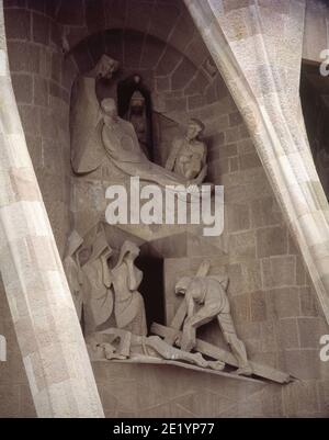 ESCULTURAS DE LA FACHADA DE LA PASION-VIA CRUCIS- DESCENDIMIENTO-SIMON EL CIRENEO- S XX. Author: JOSEP MARIA SUBIRACHS. Location: SAGRADA FAMILIA. Barcelona. SPAIN. CIRINEO SIMON / SIMON EL CIRINEO. Stock Photo