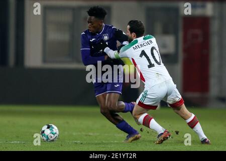 LEUVEN, BELGIUM - JANUARY 10: L-R: Albert Sambi Lokonga of Anderlecht, Xavier Mercier of OH Leuven during the Pro League match between OH Leuven and RSC Anderlecht at Stayen on January 10, 2021 in Leuven, Belgium (Photo by Perry van de Leuvert/BSR AgencyOrange PicturesAlamy Live News) Stock Photo