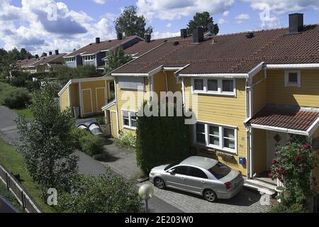 Oslo, Norway, Norwegen; A housing estate - wooden terraced houses. Eine Wohnsiedlung - Reihenhäuser aus Holz. Urbanización - casas de madera. Stock Photo