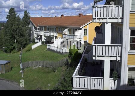 Oslo, Norway, Norwegen; A housing estate - wooden terraced houses. Eine Wohnsiedlung - Reihenhäuser aus Holz. Urbanización - casas de madera. Stock Photo